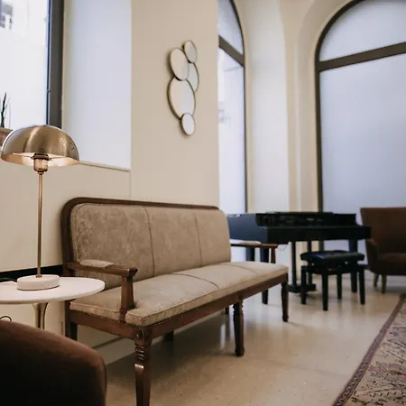 Vis A Vis ホテル トリエステ