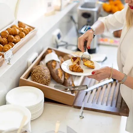 Vis A Vis ホテル トリエステ