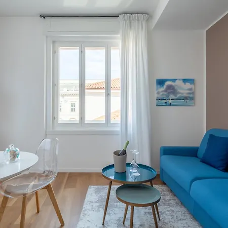 Vis A Vis 的里雅斯特