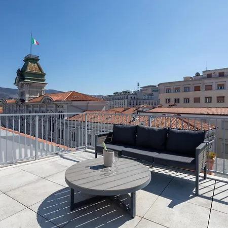 Vis A Vis ホテル トリエステ