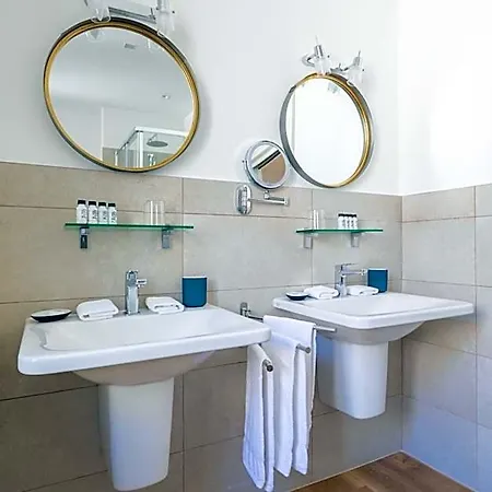Hotel Vis à Vis 4*